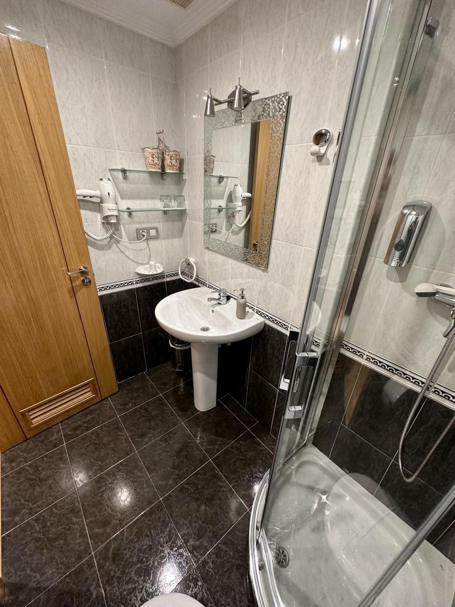 Clarens Guesthouse Кангас-дель-Нарсеа Екстер'єр фото